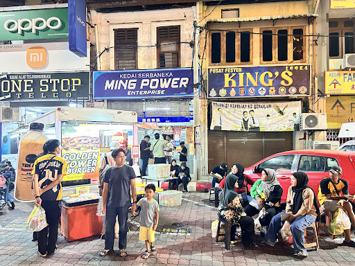 Mat John Burger Menara Condong Mat John Burger Menara Condong