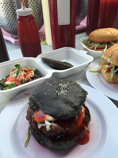 western/burger/tomyam/sate/roti goreng/roti telur goyang