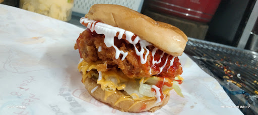 MR CHICCK CRISPY CHICKEN BURGER KEMAMAN MR CHICCK CRISPY CHICKEN BURGER KEMAMAN