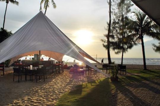 sigis bar and grill on the beach at golden sands resort penang